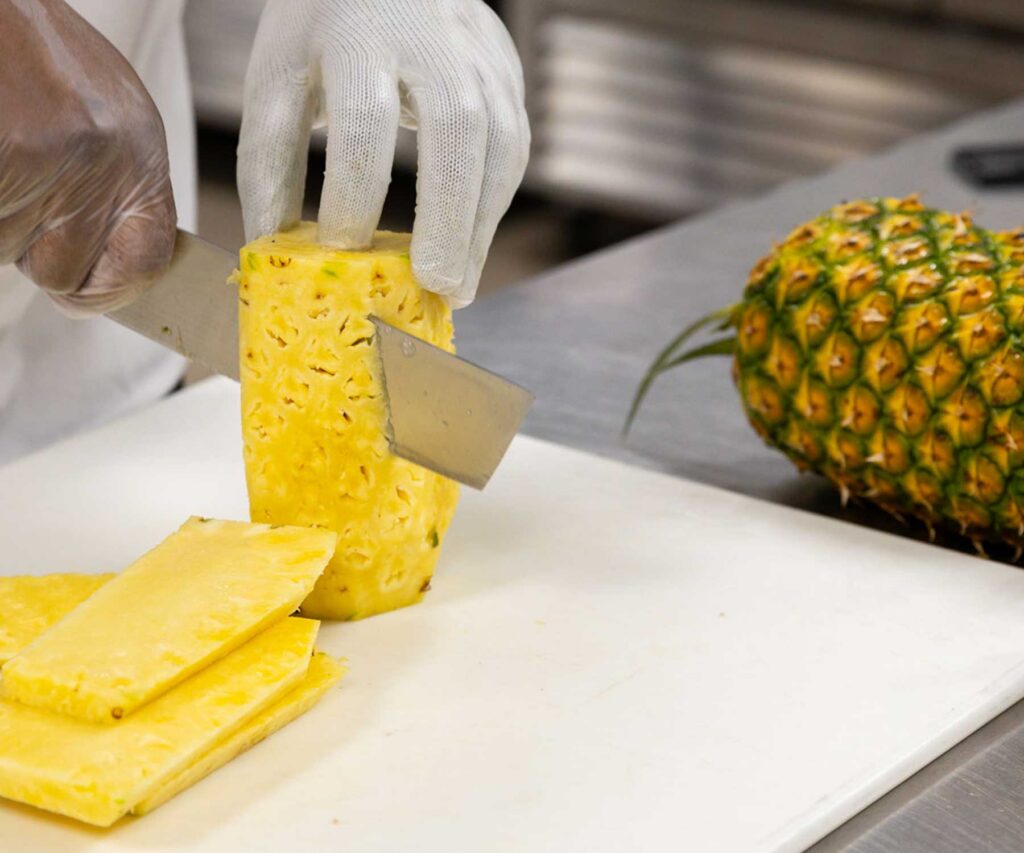 cenavera-nutrition-photo-cutting-pineapple