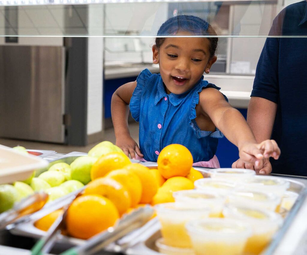 cenavera-nutrition-photo-young-student-salad-bar-1